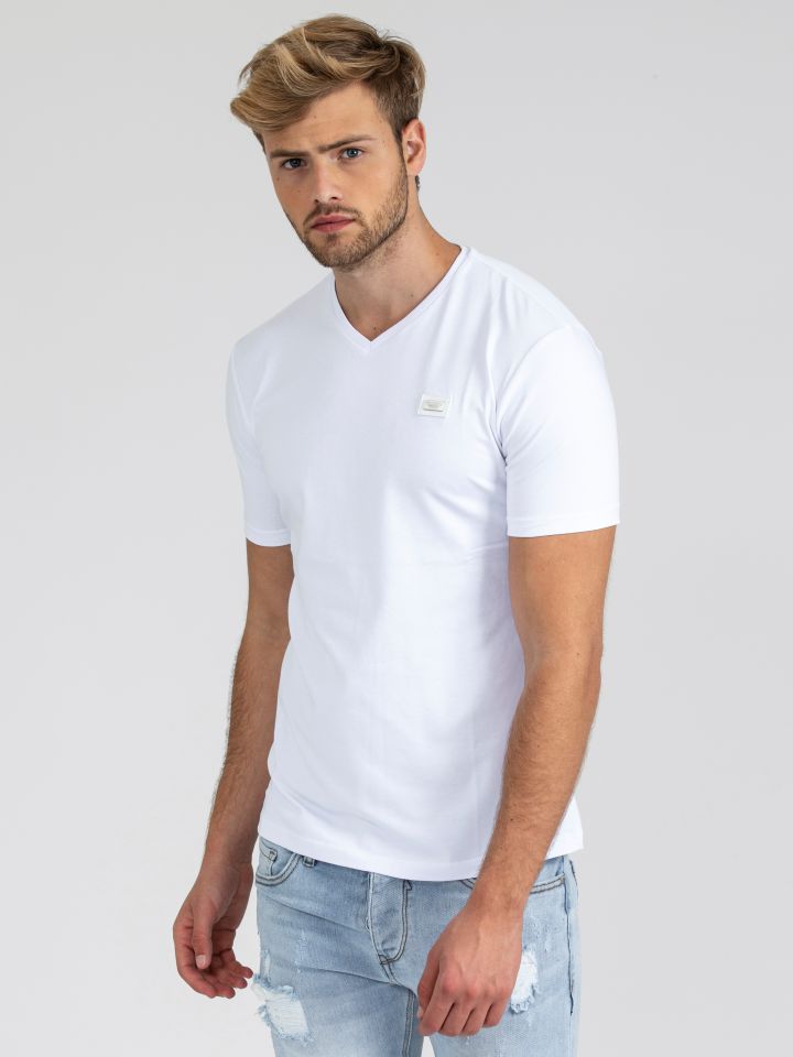 טי-שירט ממותגת צווארון וי