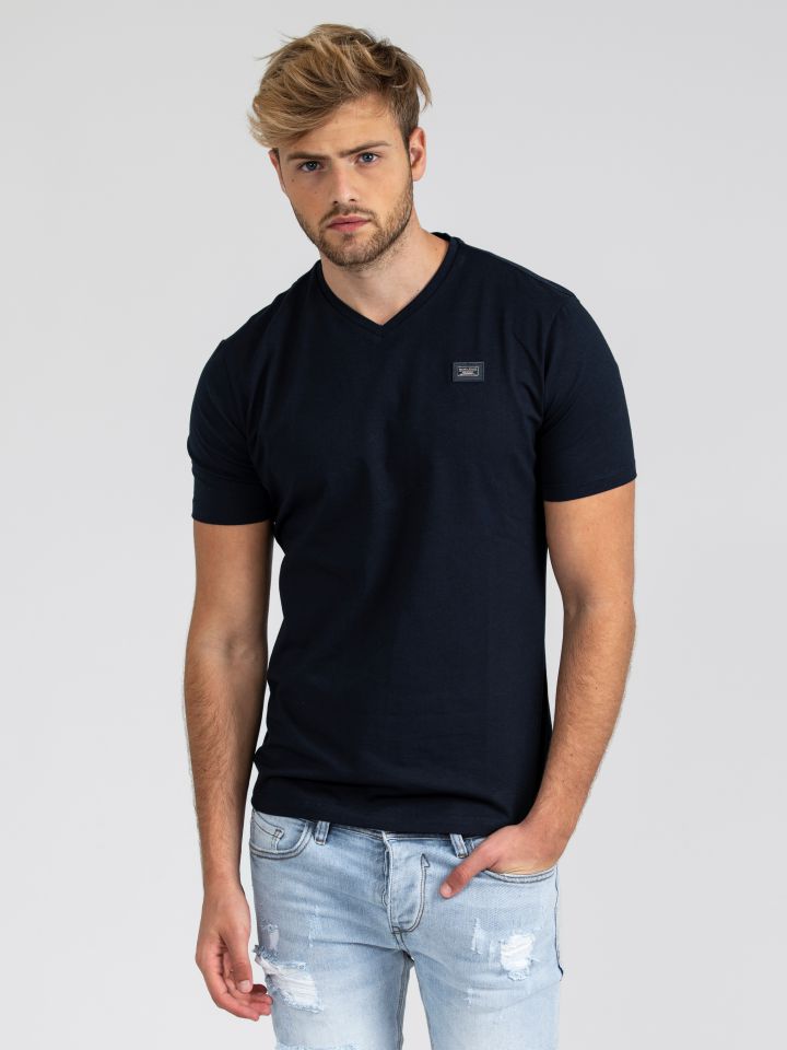 טי-שירט ממותגת צווארון וי