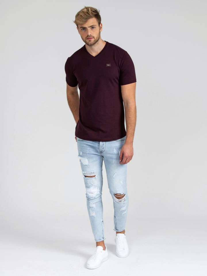 טי-שירט ממותגת צווארון וי