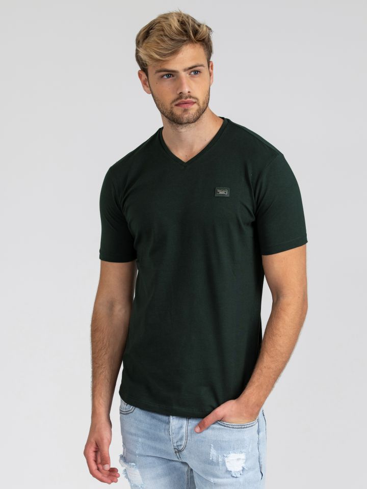 טי-שירט ממותגת צווארון וי