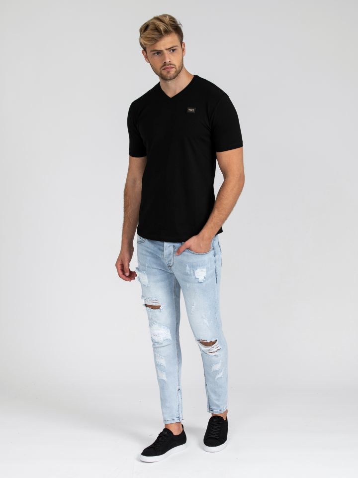 טי-שירט ממותגת צווארון וי