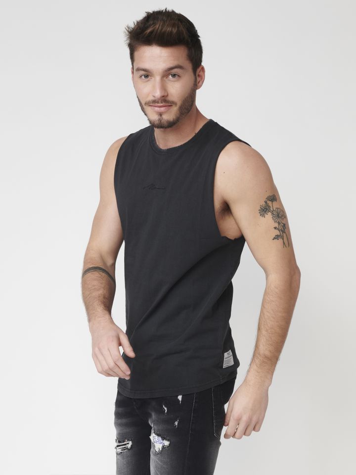 גופייה במראה בייסיק בשילוב ריקמת כיתוב