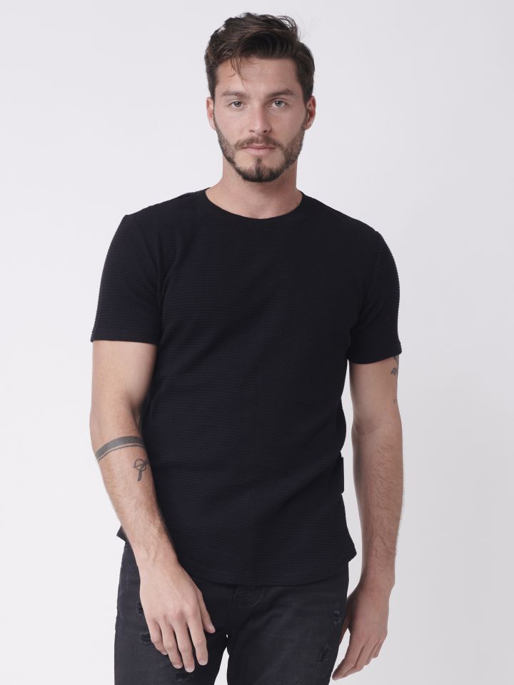 טי שירט עם טקסטורת בד בשילוב מיתוג תחתון .