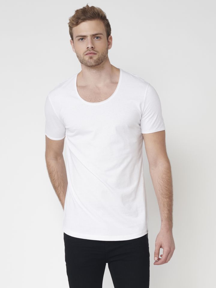 טי שירט עם מפתח חזה עמוק