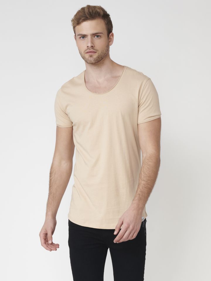 טי שירט עם מפתח חזה עמוק