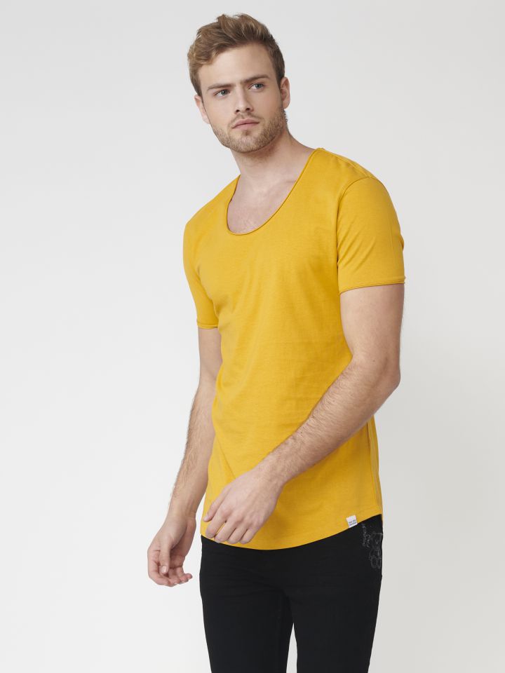 טי שירט עם מפתח חזה עמוק