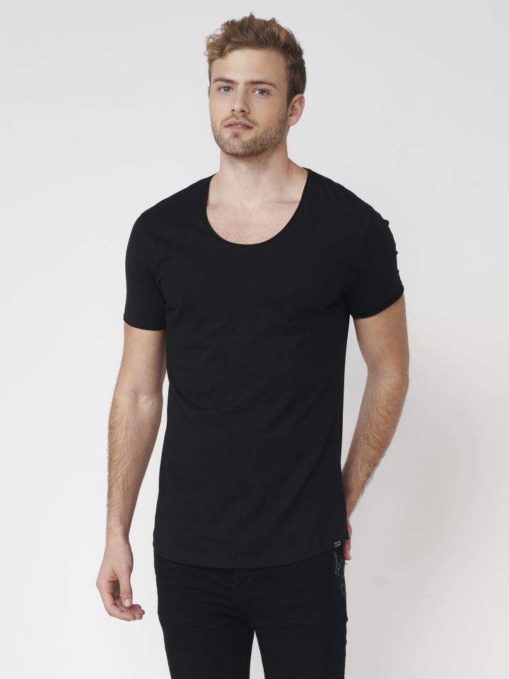 טי שירט עם מפתח חזה עמוק