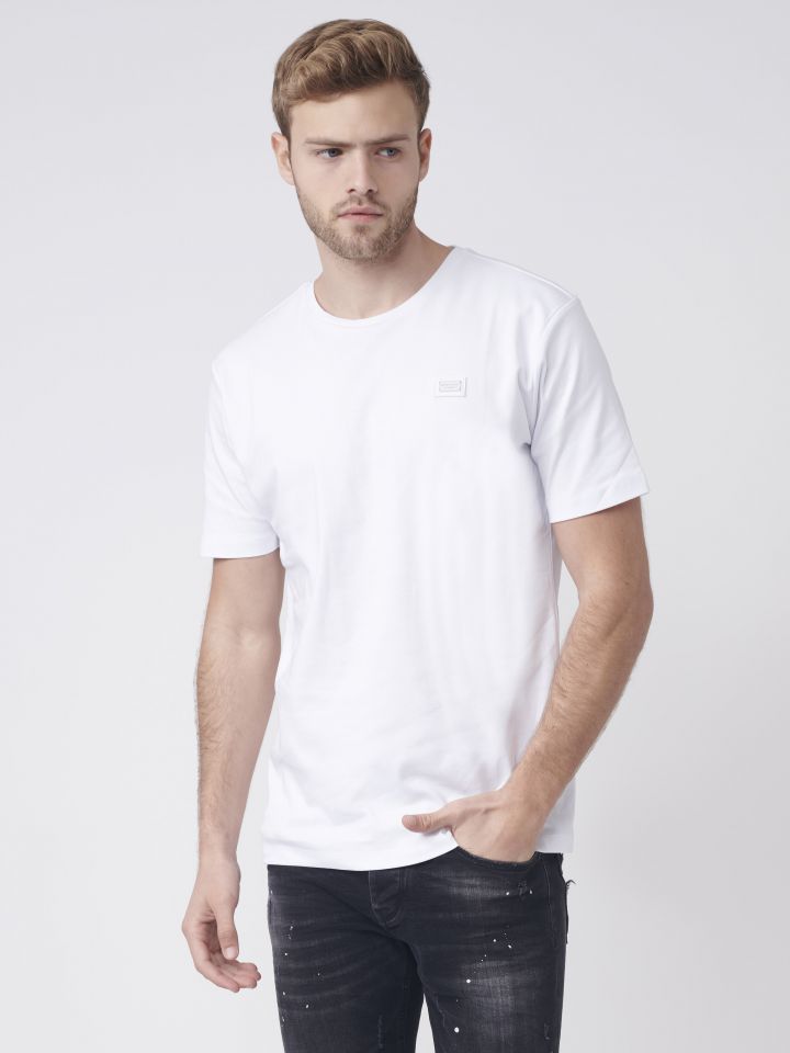 טי שירט עם מיתוג מתכתי