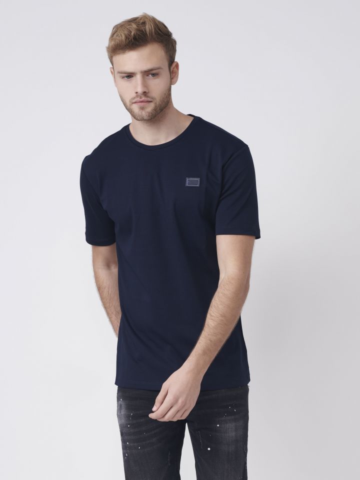 טי שירט עם מיתוג מתכתי