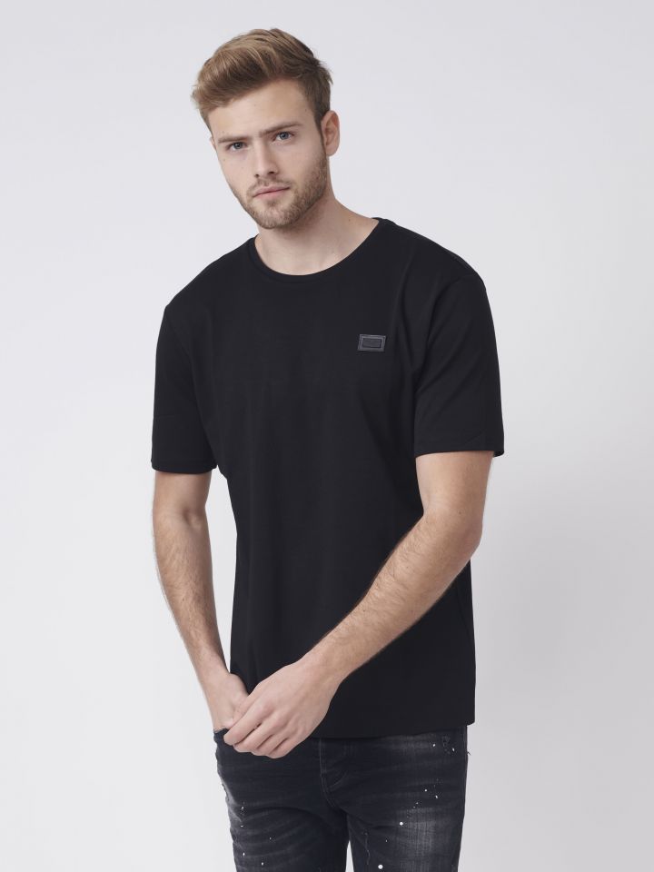 טי שירט עם מיתוג מתכתי