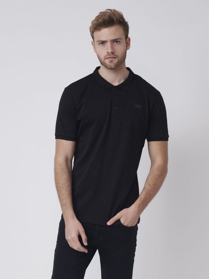 טי שירט פולו עם מיתוג מתכתי מבד כותנה.