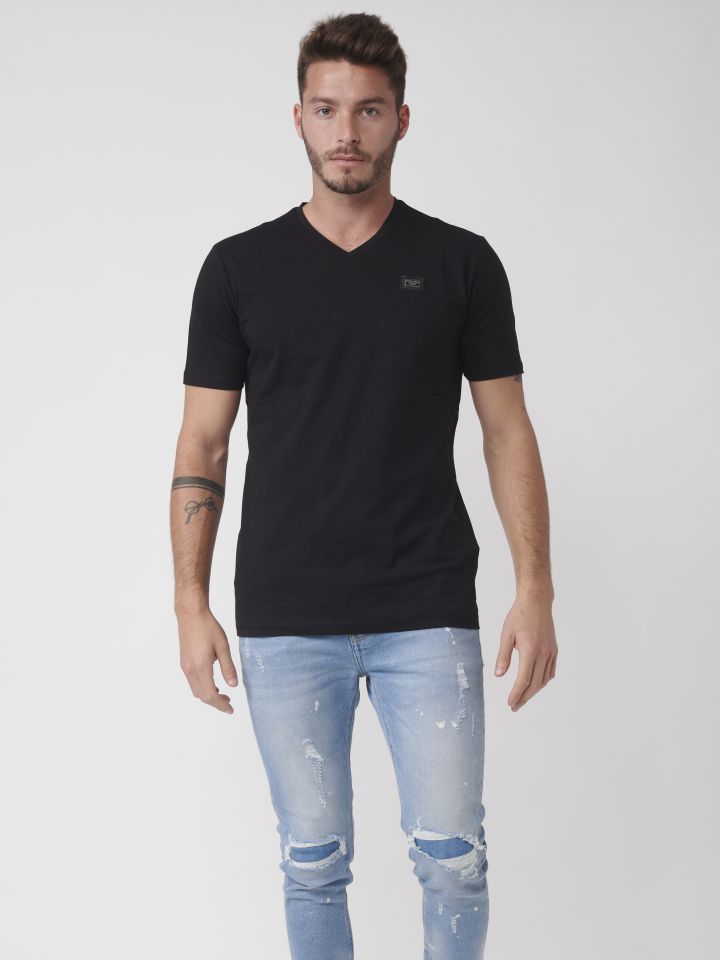 טי-שירט ממותגת בשילוב צווארון V