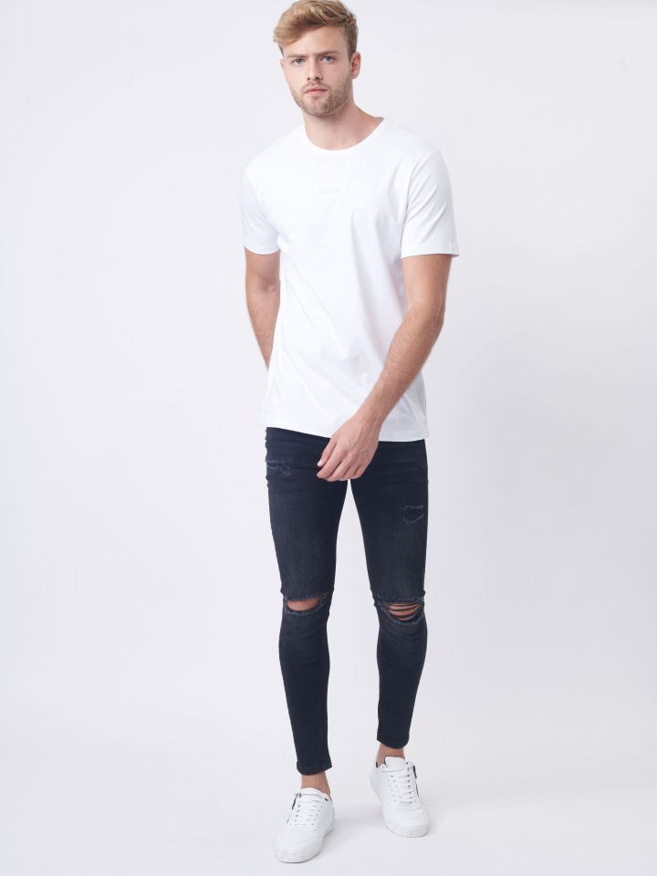 טי שירט עם לוגו מתכתי