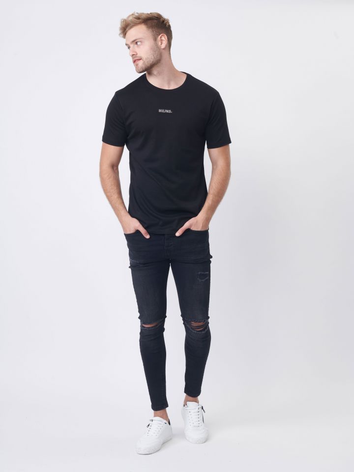 טי שירט עם לוגו מתכתי