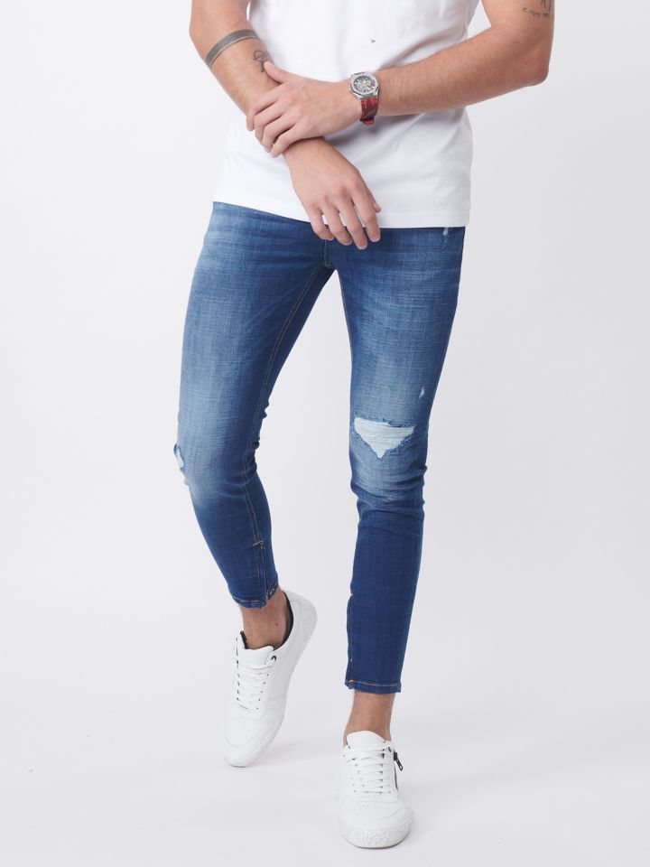 ג`ינס סקיני עם קרע בברכיים