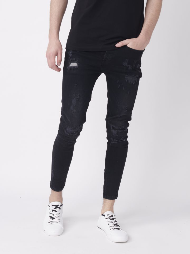 מכנסי ג`ינס עם קרעים אטומים.