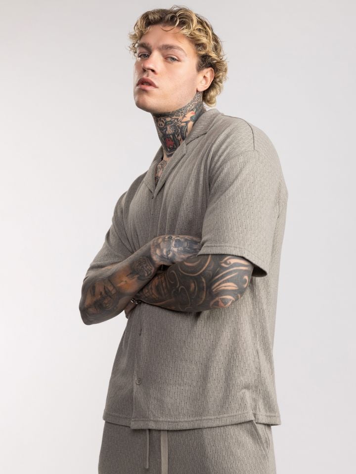 חולצה מכופתרת קצרה בטקסטורה מחוררת