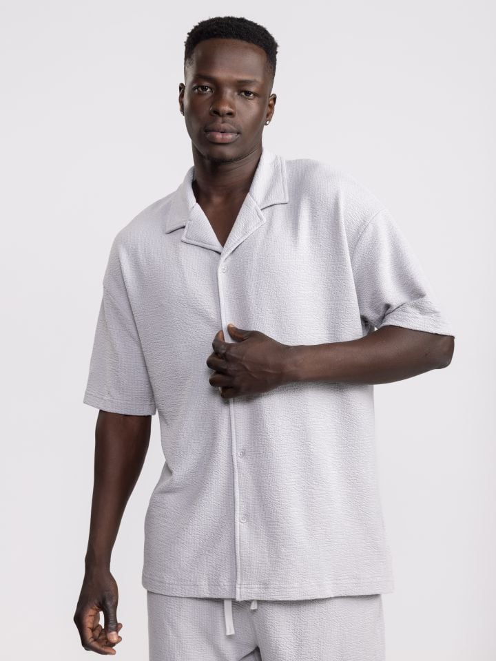 חולצת כפתורים קצרהב לגבר עם טקסטורה