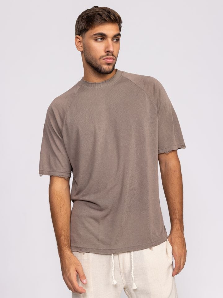 חולצת טי שירט עם שרוולי רגלן