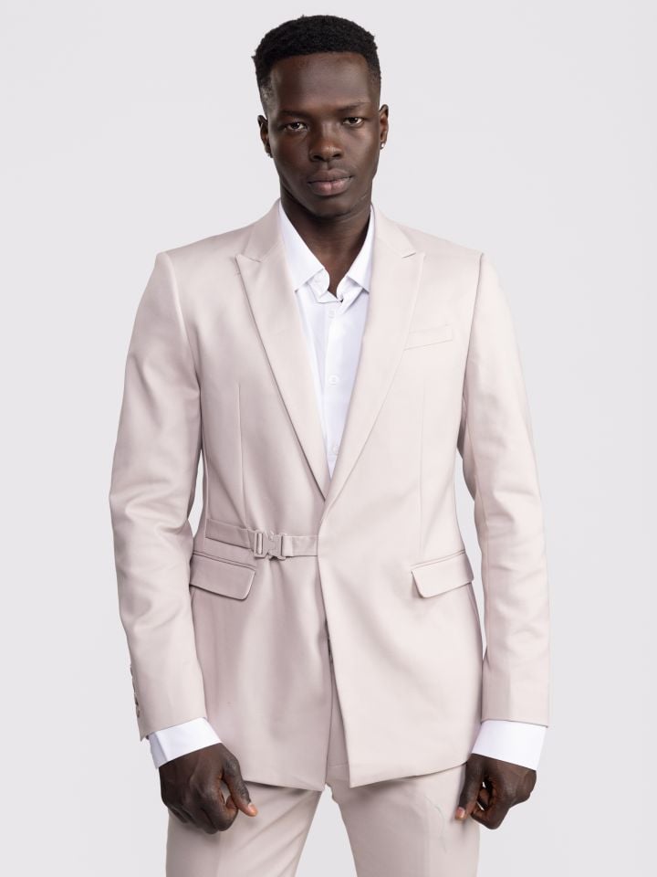 בלייזר מחויט עם אבזם צד דקורטיבי