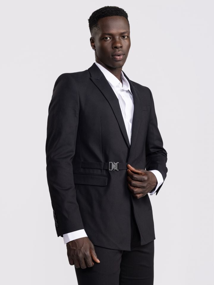 בלייזר מחויט עם אבזם צד דקורטיבי