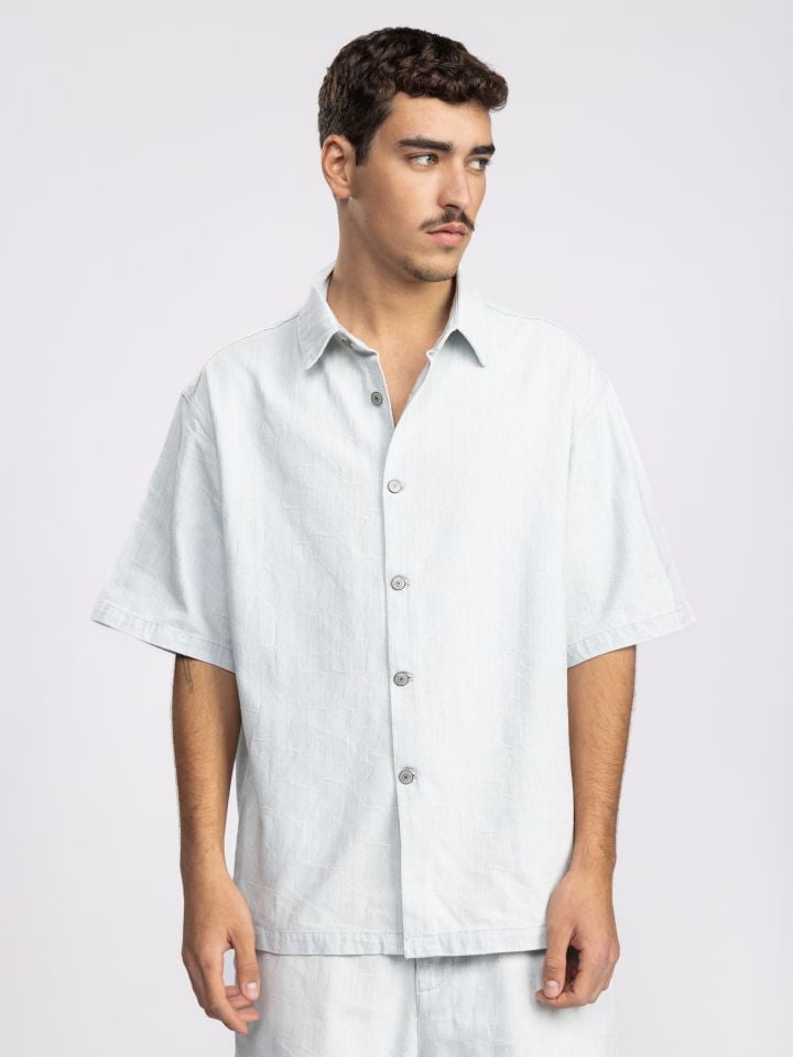 חולצת כפתורים קצרה לגבר מבד טקסטורלי