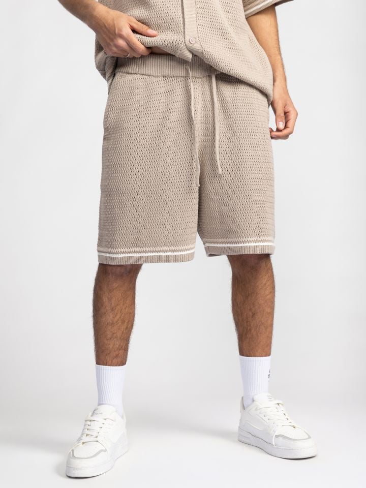 מכנסי סריג קצרים במראה ריזורט