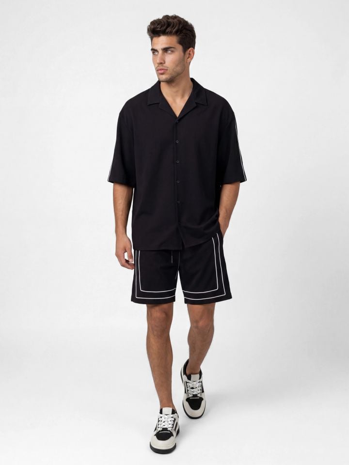 מכנסיים קצרים עם פסי קונטרסט