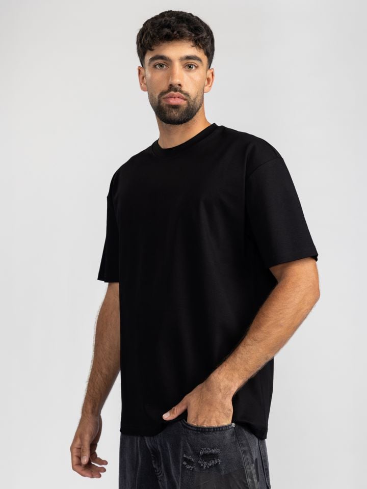 טישרט לגבר עם כיתוב בצד התחתן