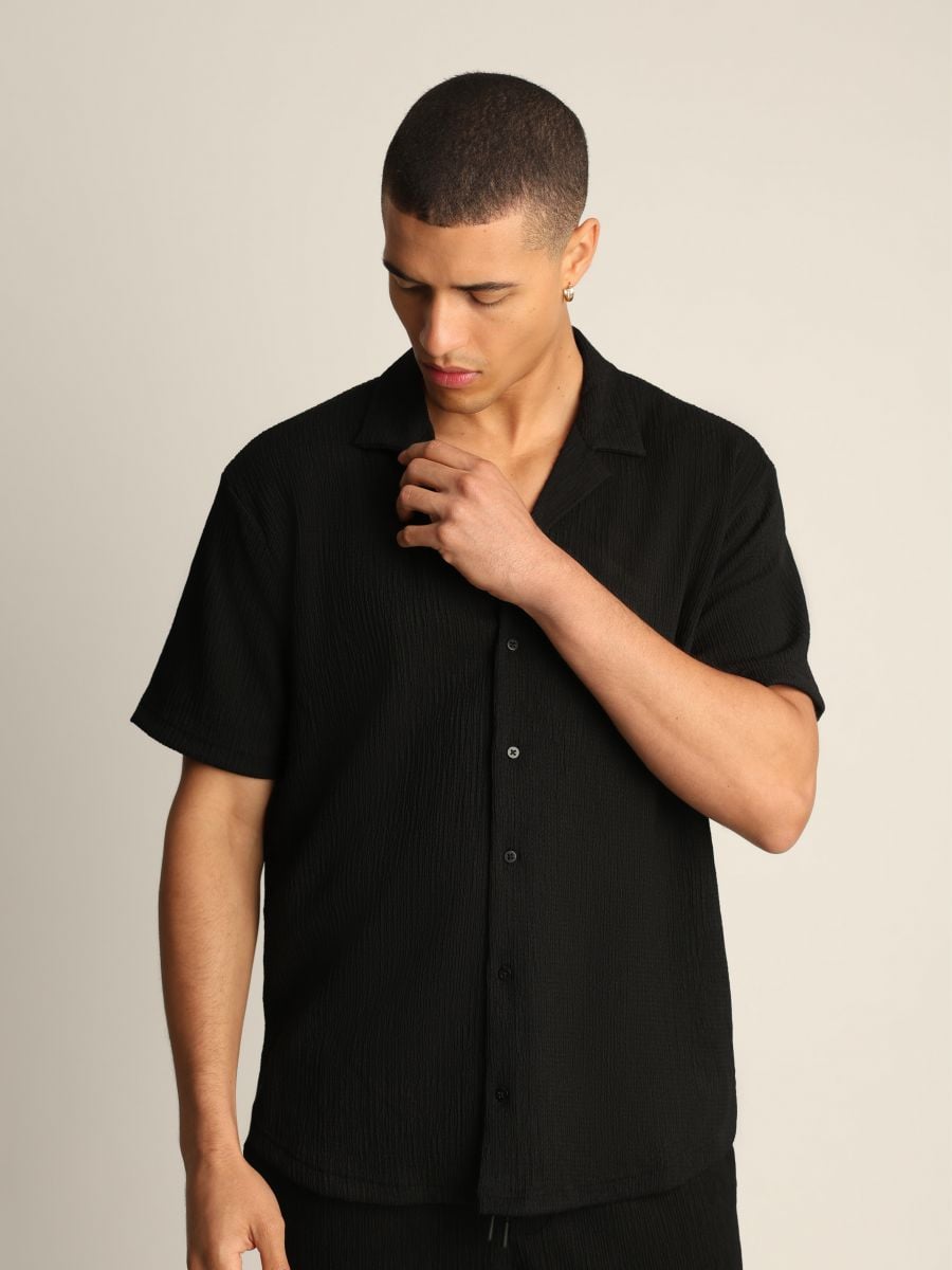 חולצה מכופתרת קצרה לגבר בטקסטורת פסים