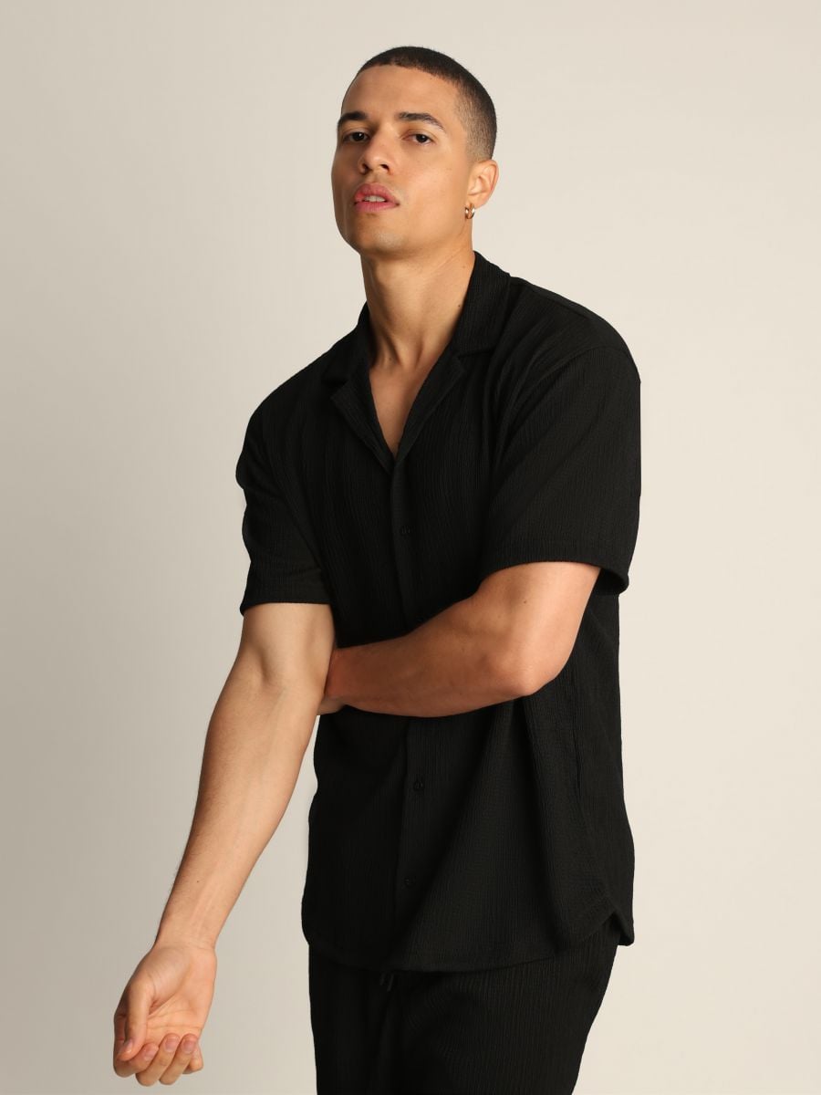 חולצה מכופתרת קצרה לגבר בטקסטורת פסים