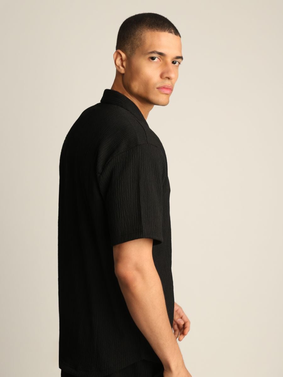 חולצה מכופתרת קצרה לגבר בטקסטורת פסים