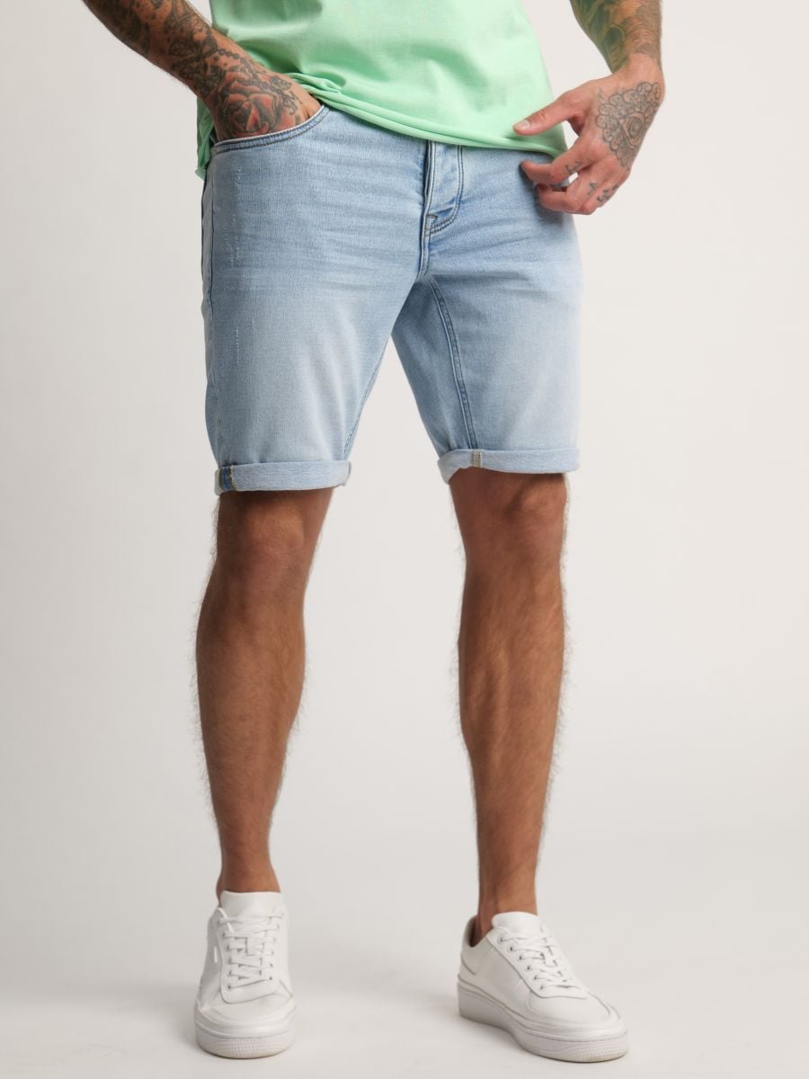 מכנסי ג`ינס קצרים