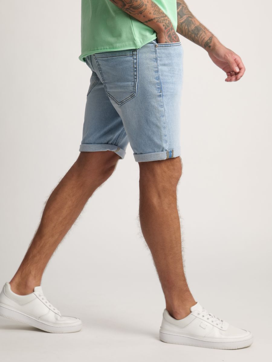 מכנסי ג`ינס קצרים