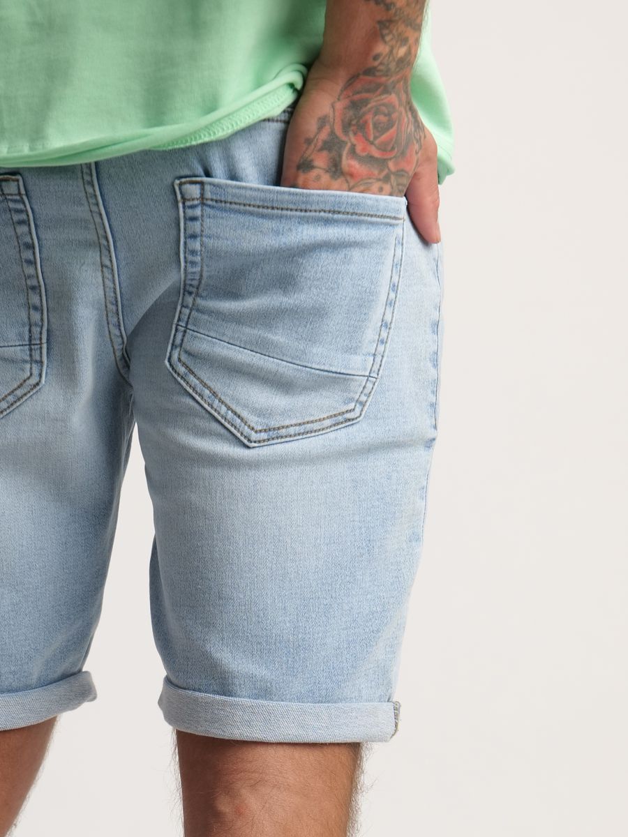 מכנסי ג`ינס קצרים