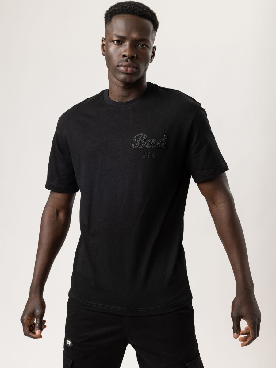 טי שירט אלגנטית עם טקסט רקום