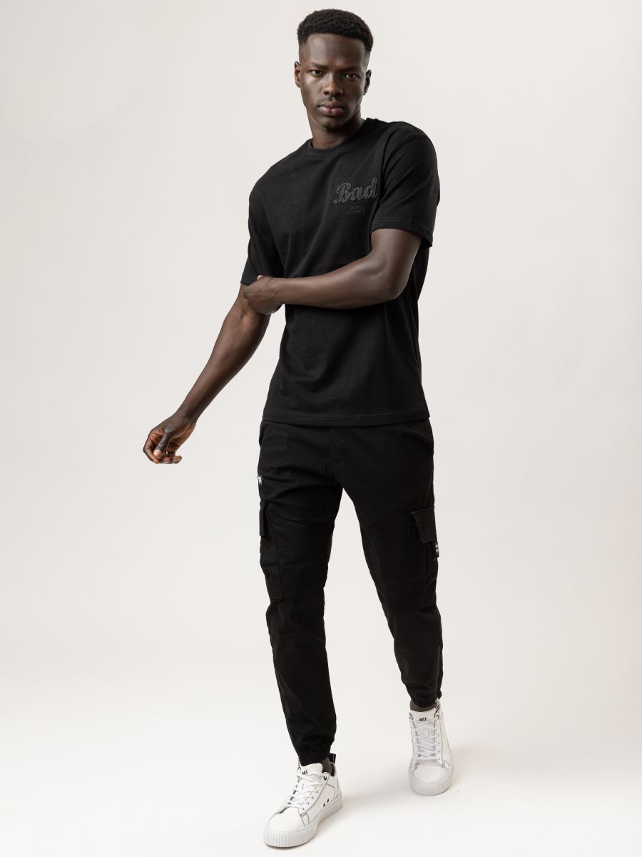 טי שירט אלגנטית עם טקסט רקום