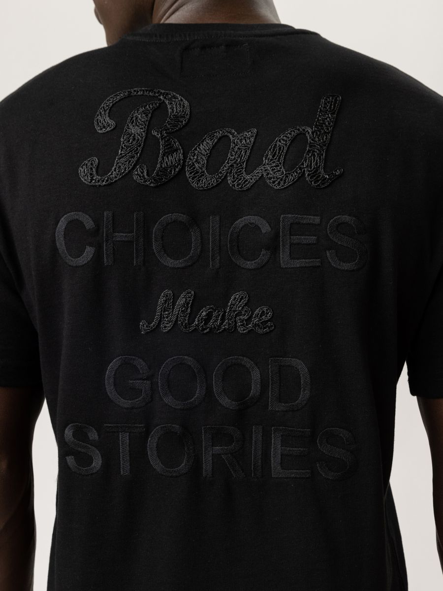 טי שירט אלגנטית עם טקסט רקום