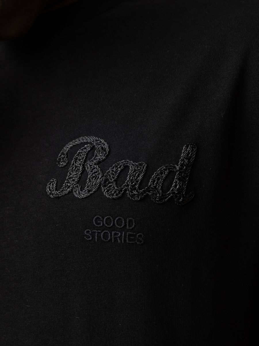 טי שירט אלגנטית עם טקסט רקום