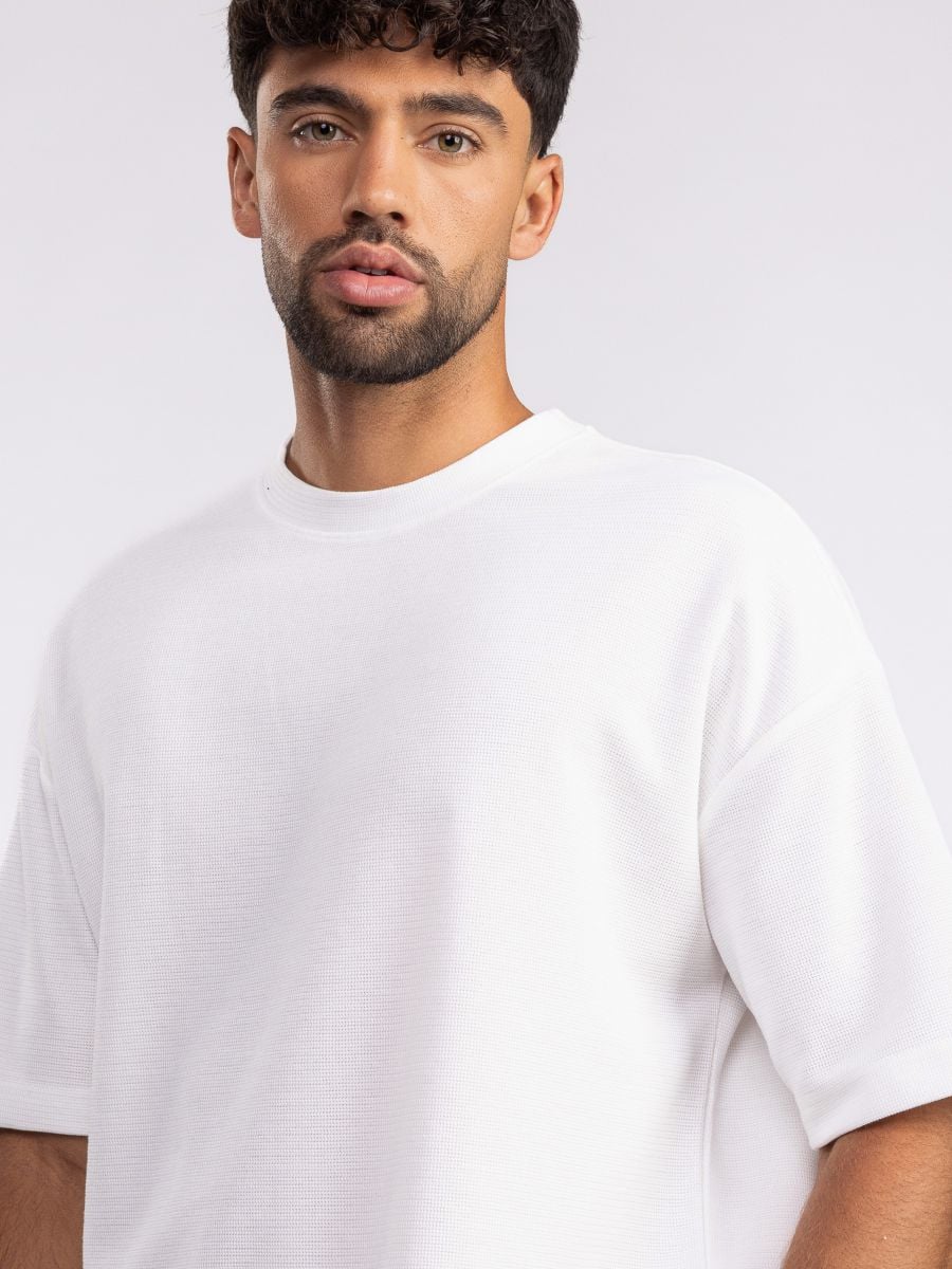 חולצת טי שירט לגבר עם טקסטורה