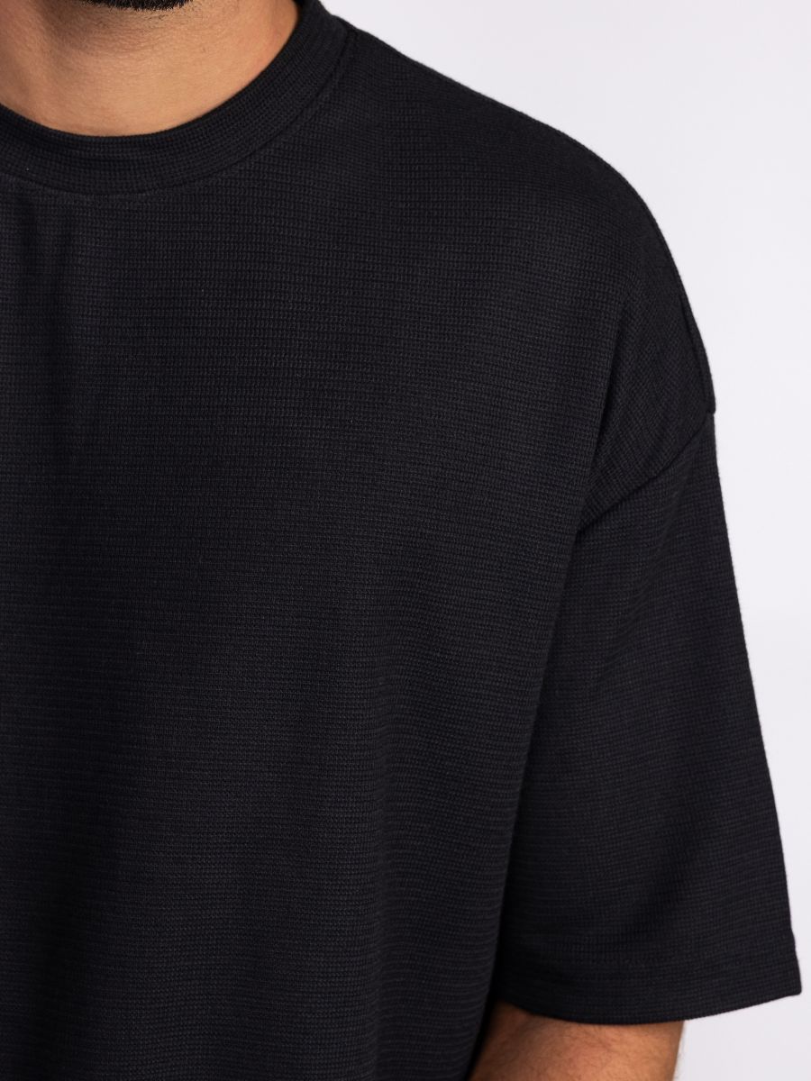 חולצת טי שירט לגבר עם טקסטורה