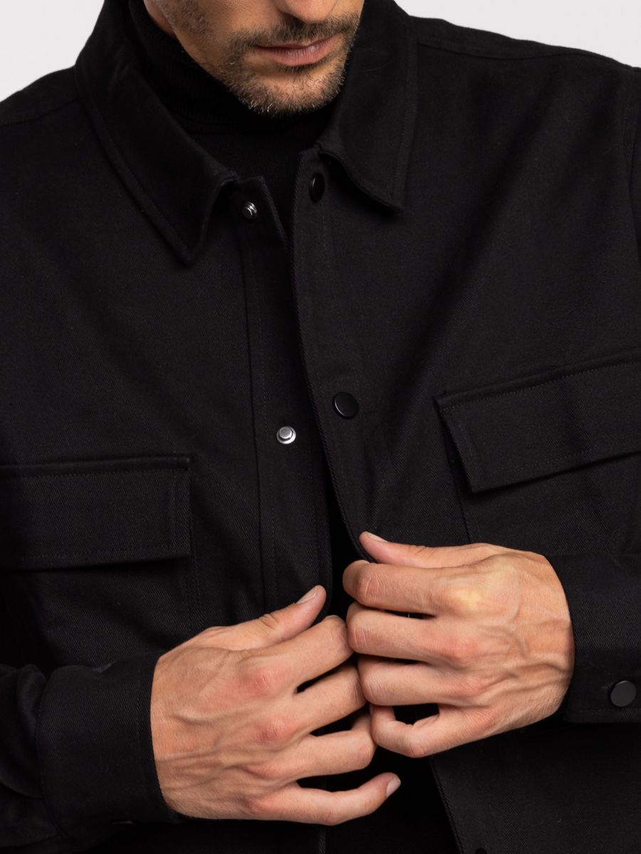 גקט לגבר עם כיסים בחזית