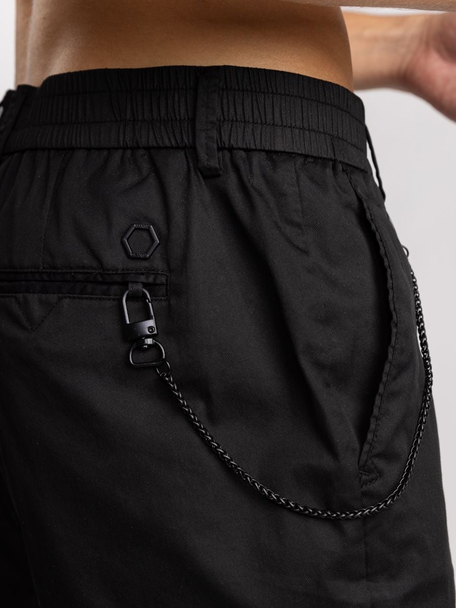 ברמודה לגבר עם שרשרת