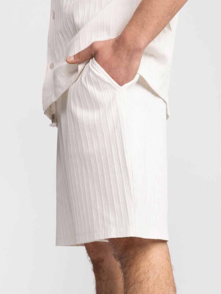 מכנסי ריזורט עם טקסטורת פסים לגבר