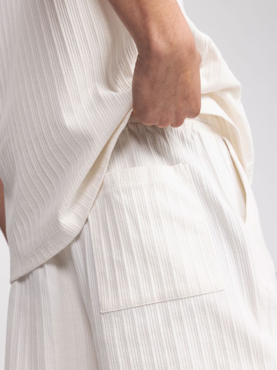 מכנסי ריזורט עם טקסטורת פסים לגבר