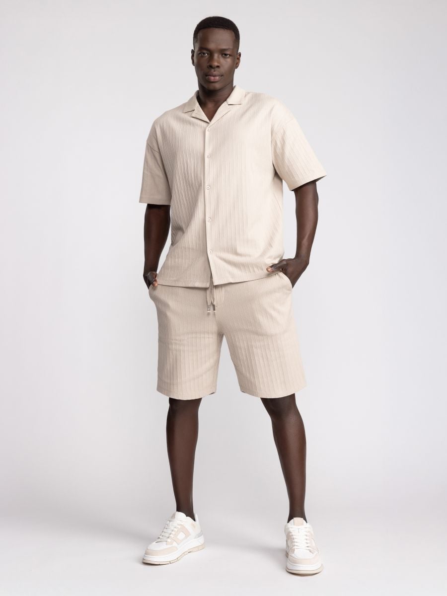 מכנסי ריזורט עם טקסטורת פסים לגבר