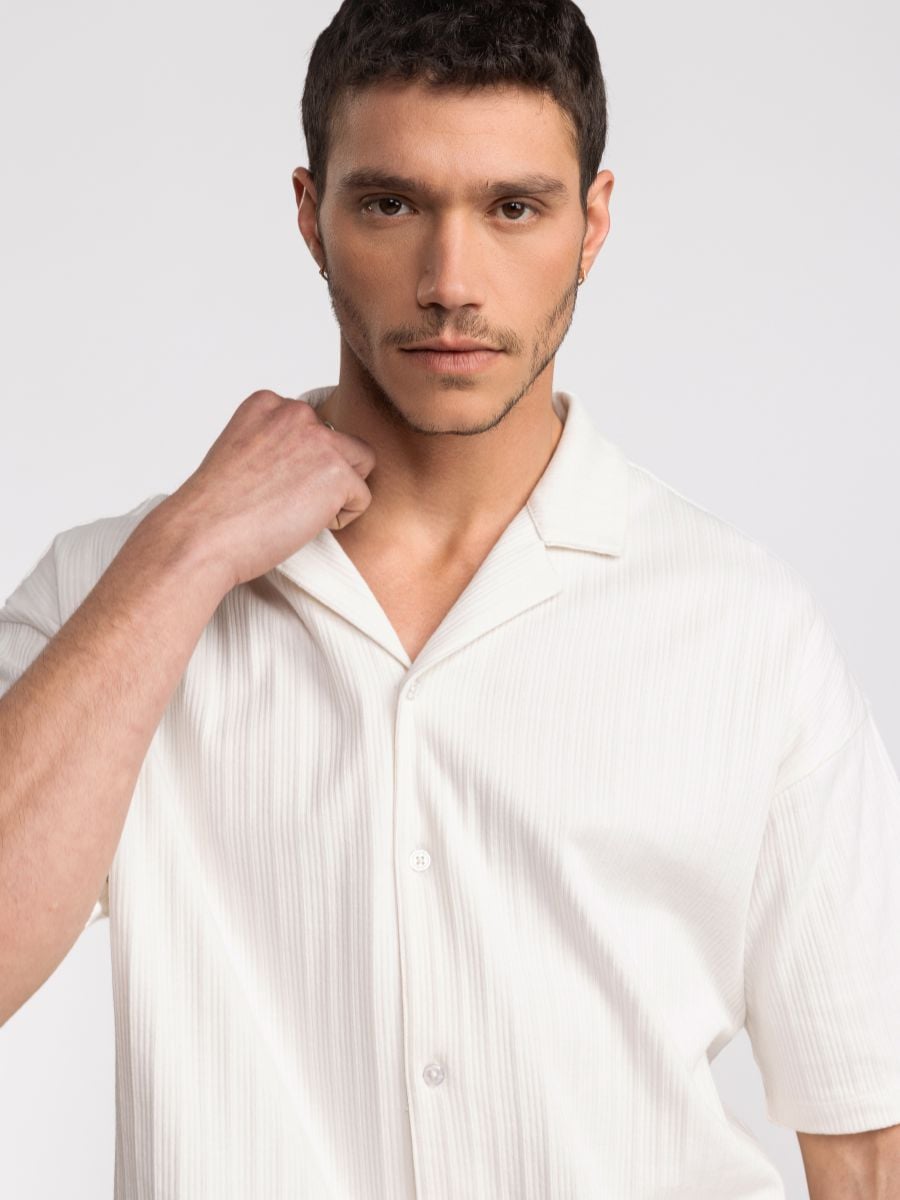 חולצה מכופתרת עם טקסטורת פסים לגבר