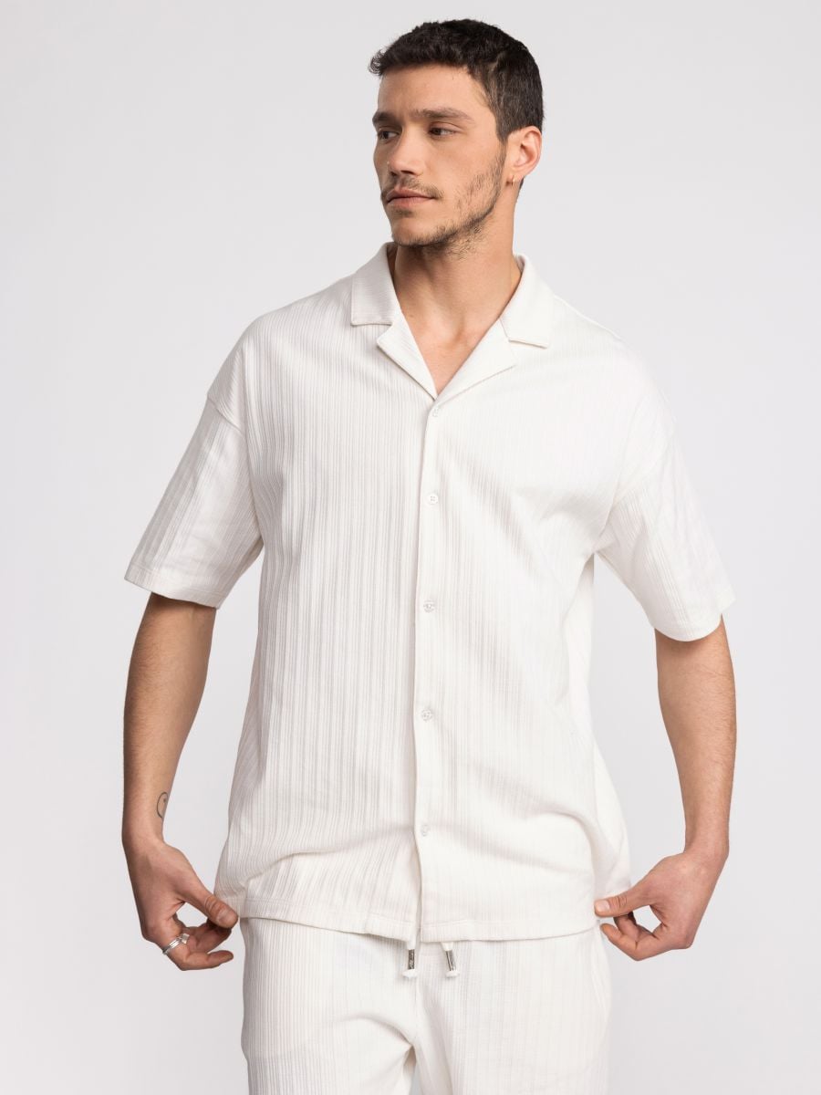 חולצה מכופתרת עם טקסטורת פסים לגבר