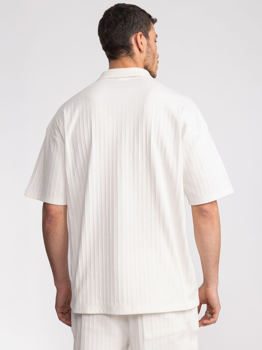 חולצה מכופתרת עם טקסטורת פסים לגבר