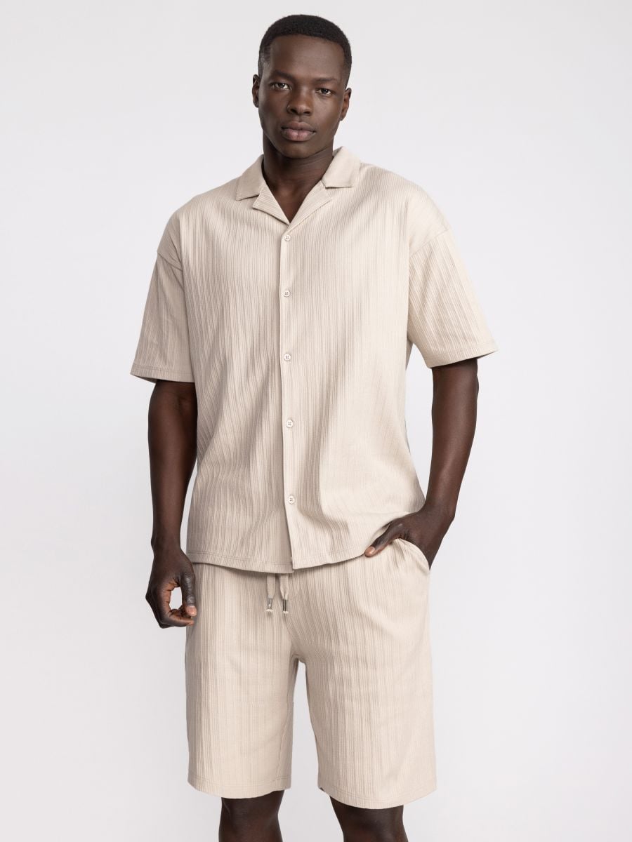 חולצה מכופתרת עם טקסטורת פסים לגבר